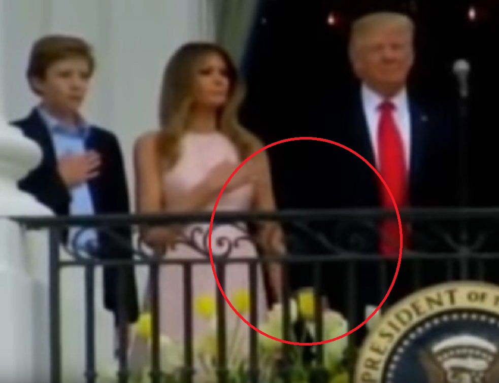 ФОРЕСТ ТРАМП: Џаба ти ЈАЈА, ако ћеш да испаднеш буздован! Меланија спречила Трампа да направи нови гаф (ВИДЕО)
