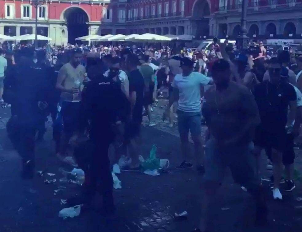 Руља енглеских ђилкоша развалила Мадрид! Хулигани шибали полицију и урлали 