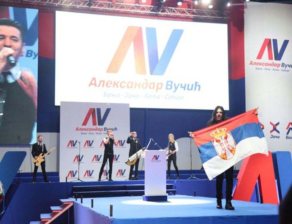 И ОНИ ИСПАЛИ ЈАЈАРЕ: Амадеус бенд свирао пред почетак митинга СНС