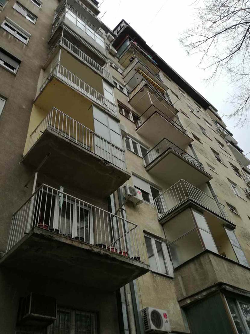 САМОУБИСТВО У ЦЕНТРУ БЕОГРАДА: Мушкарац скочио са осмог спрата