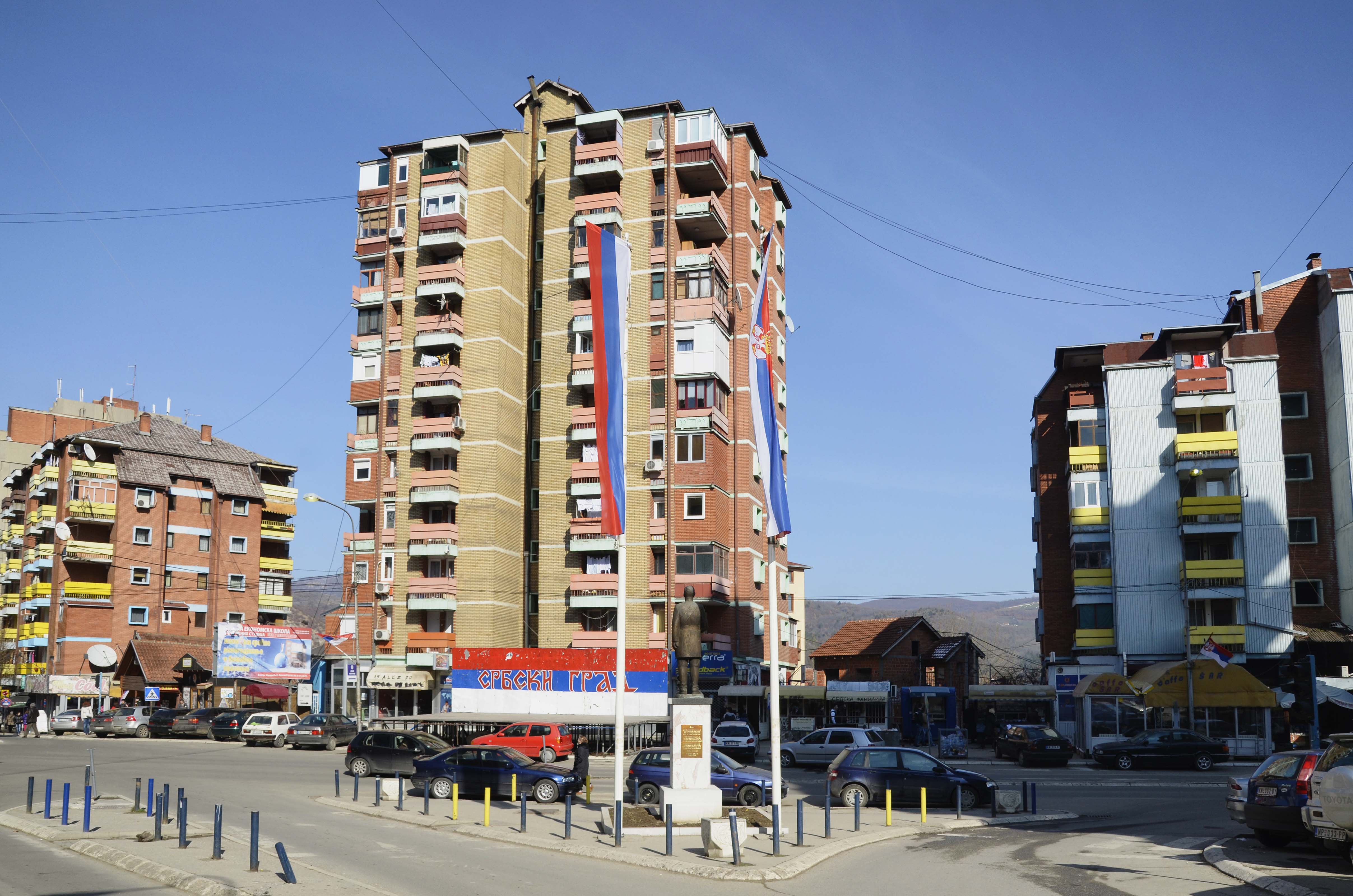 Протест у Косовској Митровици због смене три полицајаца