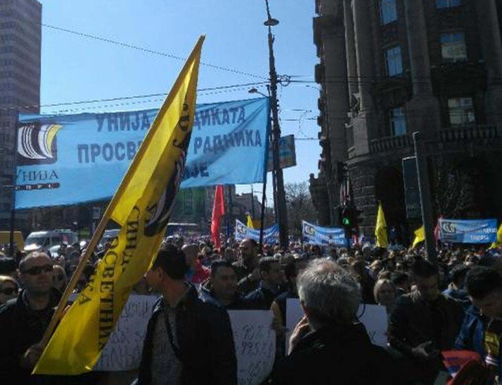 Просветара блокирали раскрсницу испред Владе Србије