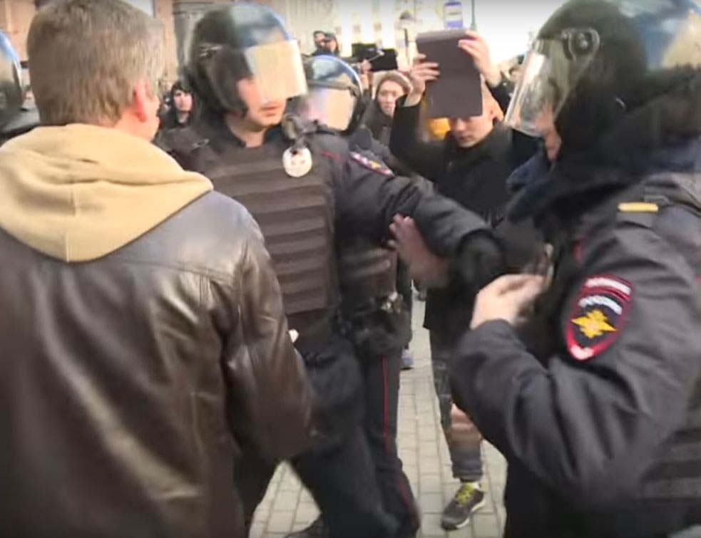 Нема тога код Владимира: Стотине људи ухапшено на митингу у Москви (ВИДЕО)