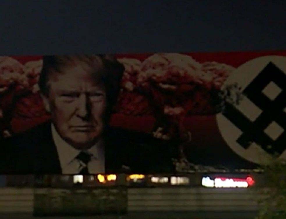 Што га изгласасте: У Америци освануо билборд који Трампа пореди са Хитлером (ФОТО)